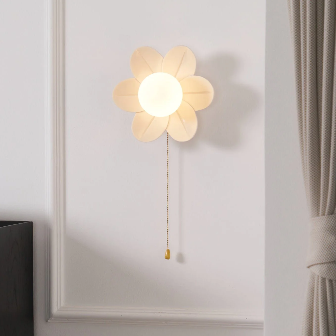 Acroma Nordic Art Flowers Resin Wall Lamp - Image 4