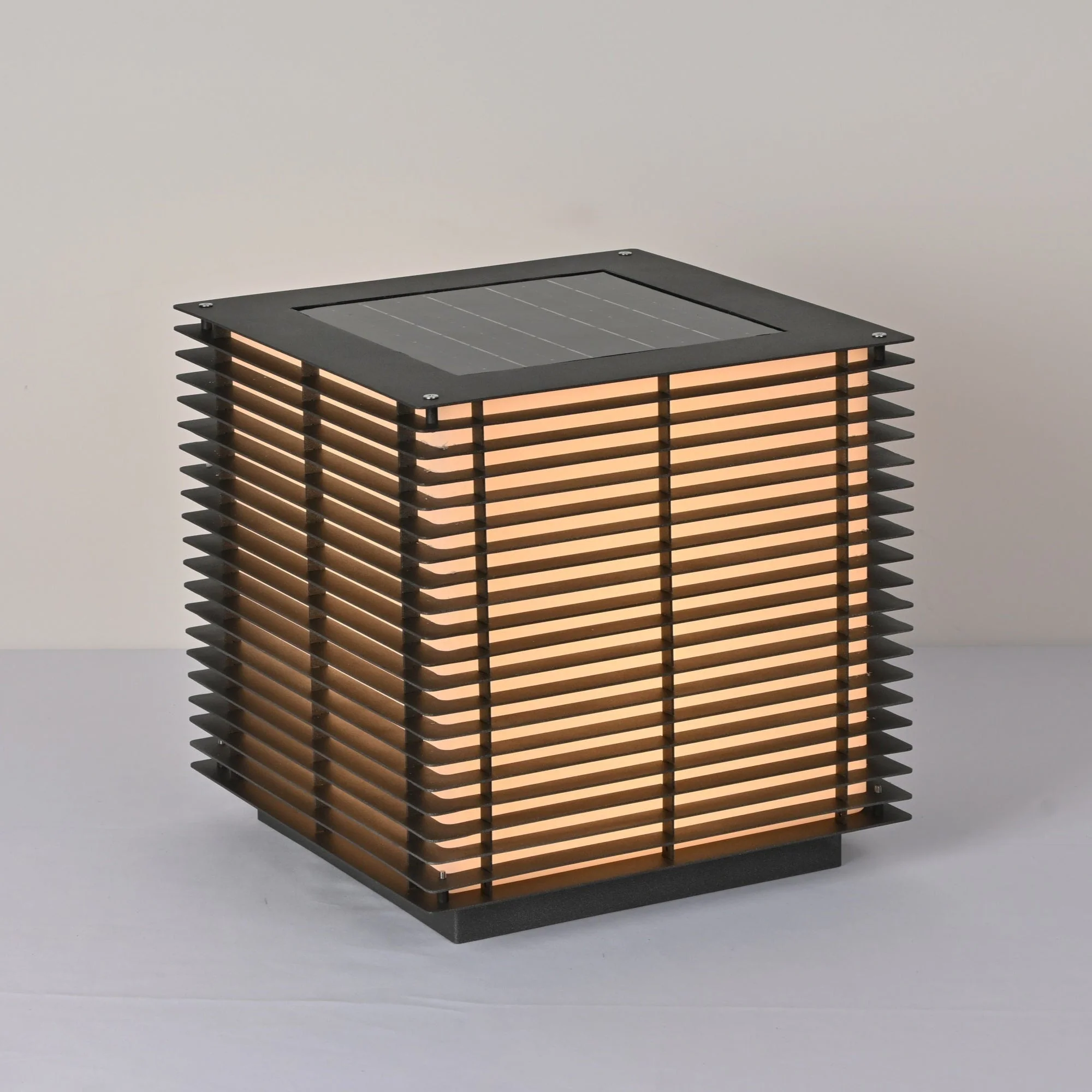 Eryon Solar Grid Outdoor Light - Image 2
