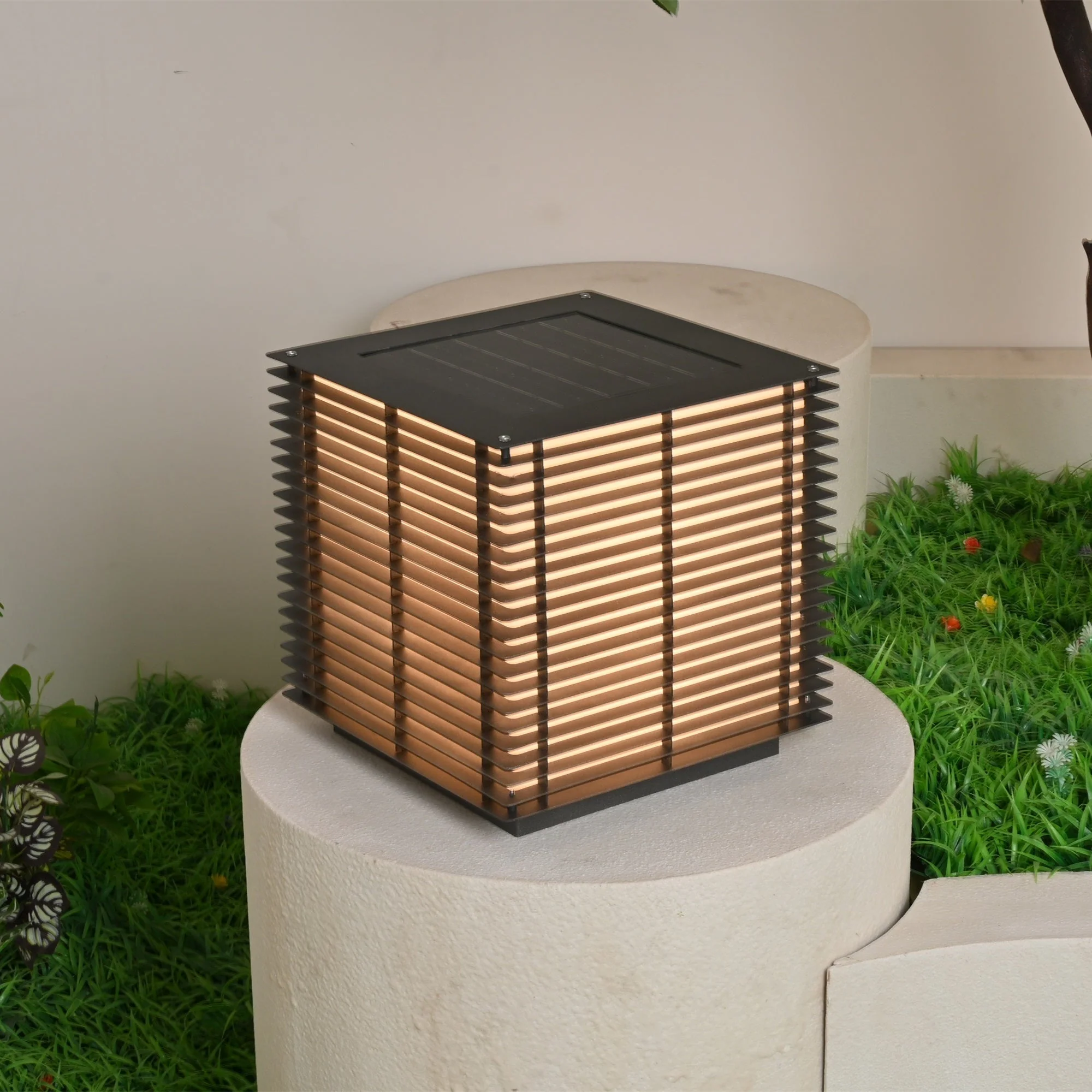 Eryon Solar Grid Outdoor Light - Image 4
