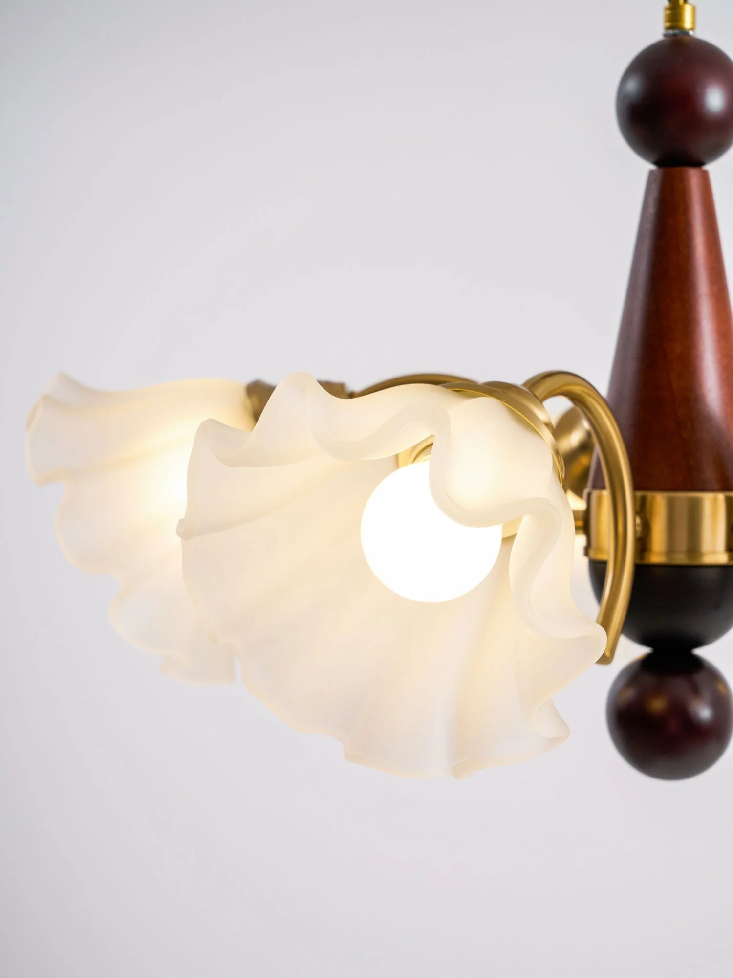 Ilvinan Traditional Elegance Wood Glass Chandelier - Image 11