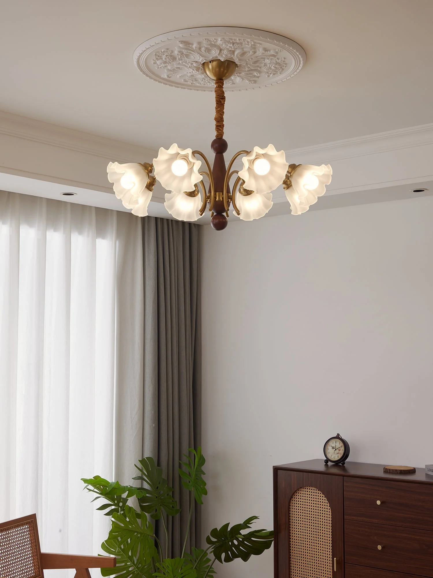 Ilvinan Traditional Elegance Wood Glass Chandelier - Image 47