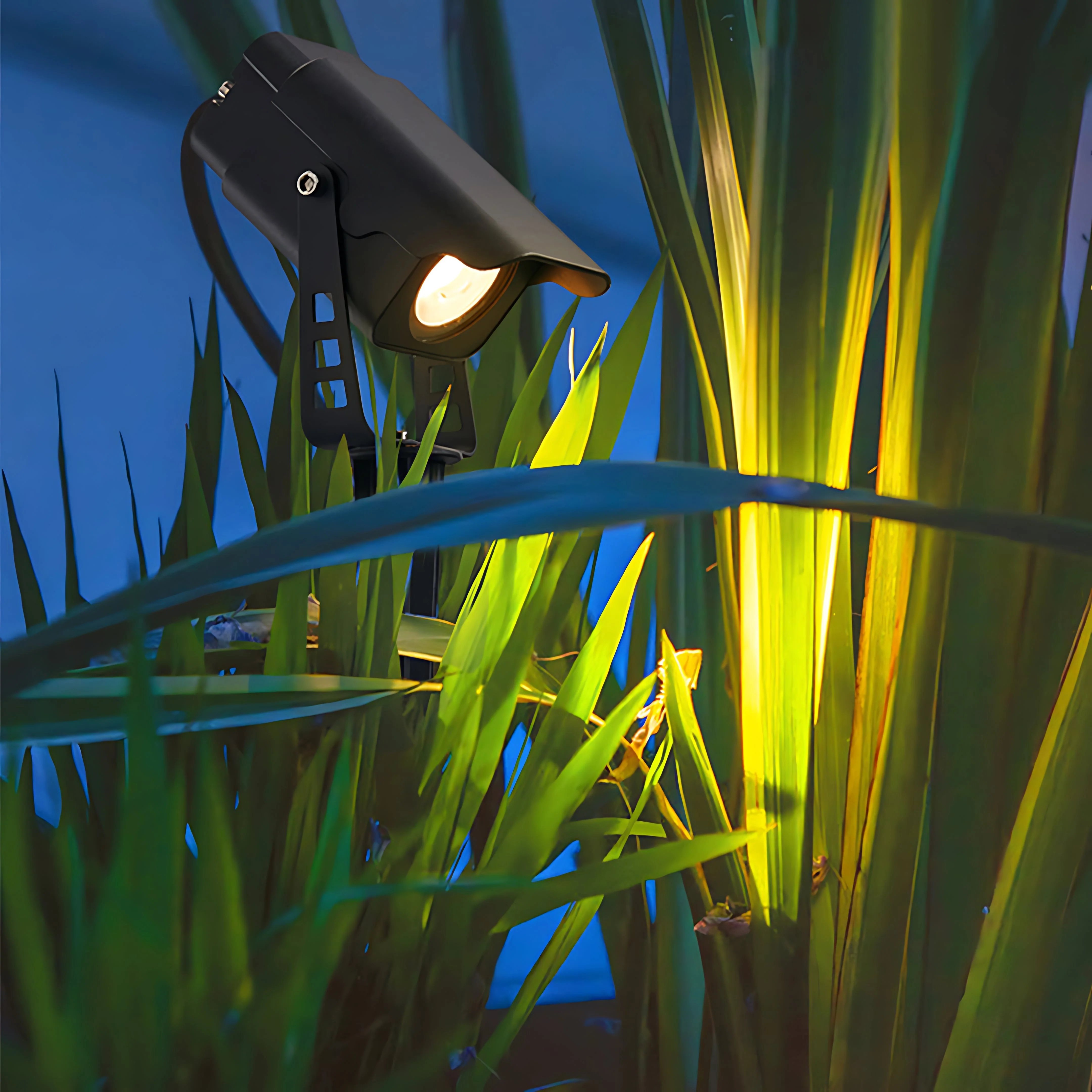 LED Solar Powered Garden Spot Lights Waterproof Die-Cast - Image 2