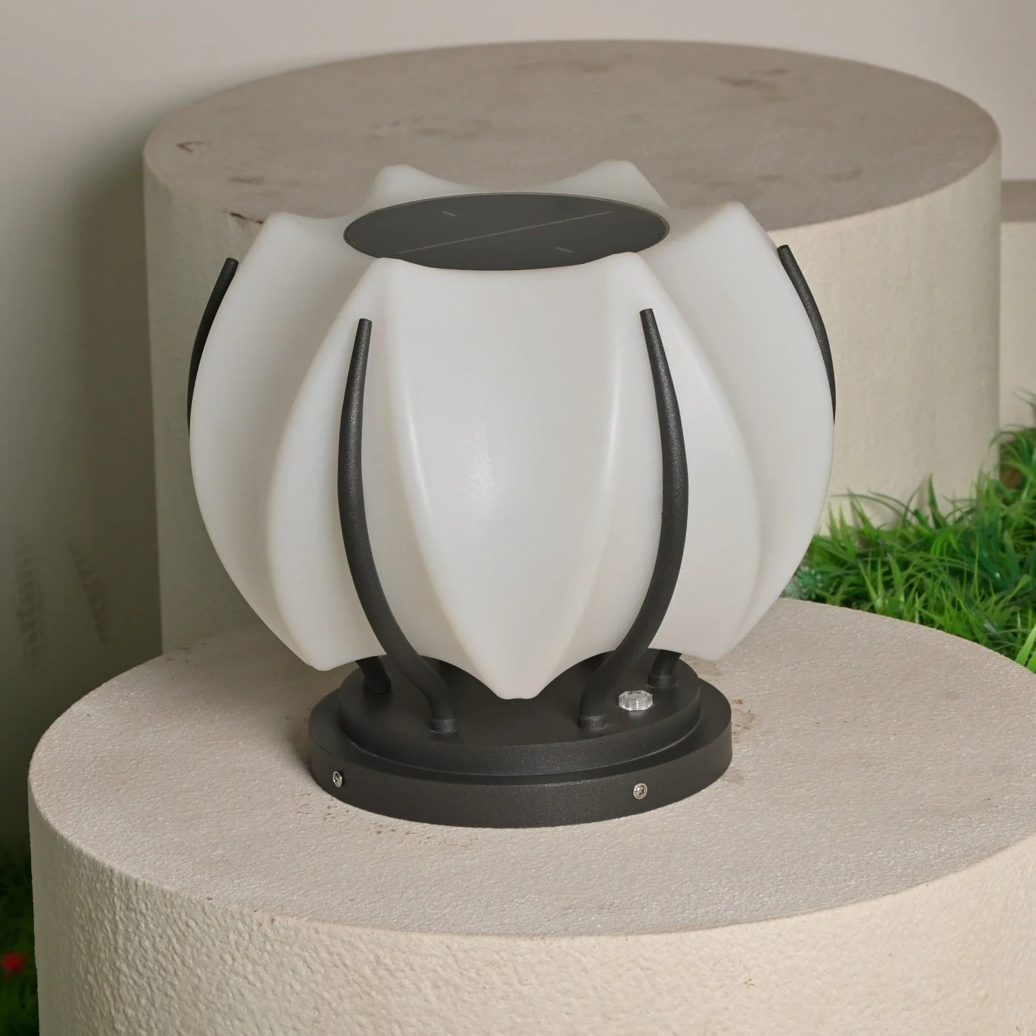 Leon Minimalist Outdoor Light - Image 2