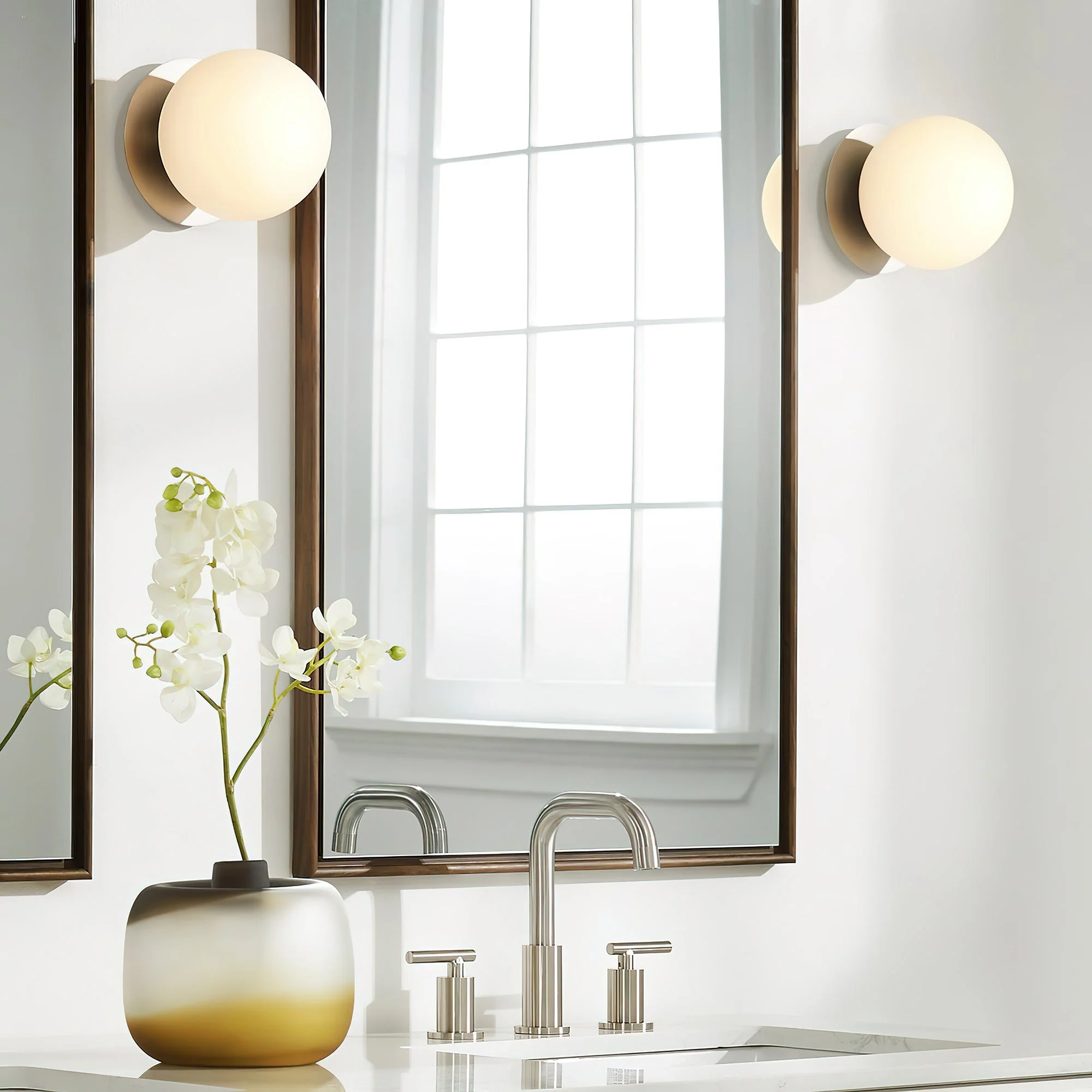 Liila Modern Glass Wall Light - Image 3