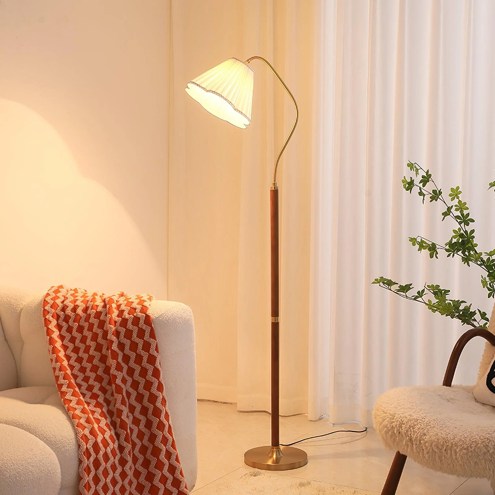 Living Farmhouse Floor Lamp - Image 4