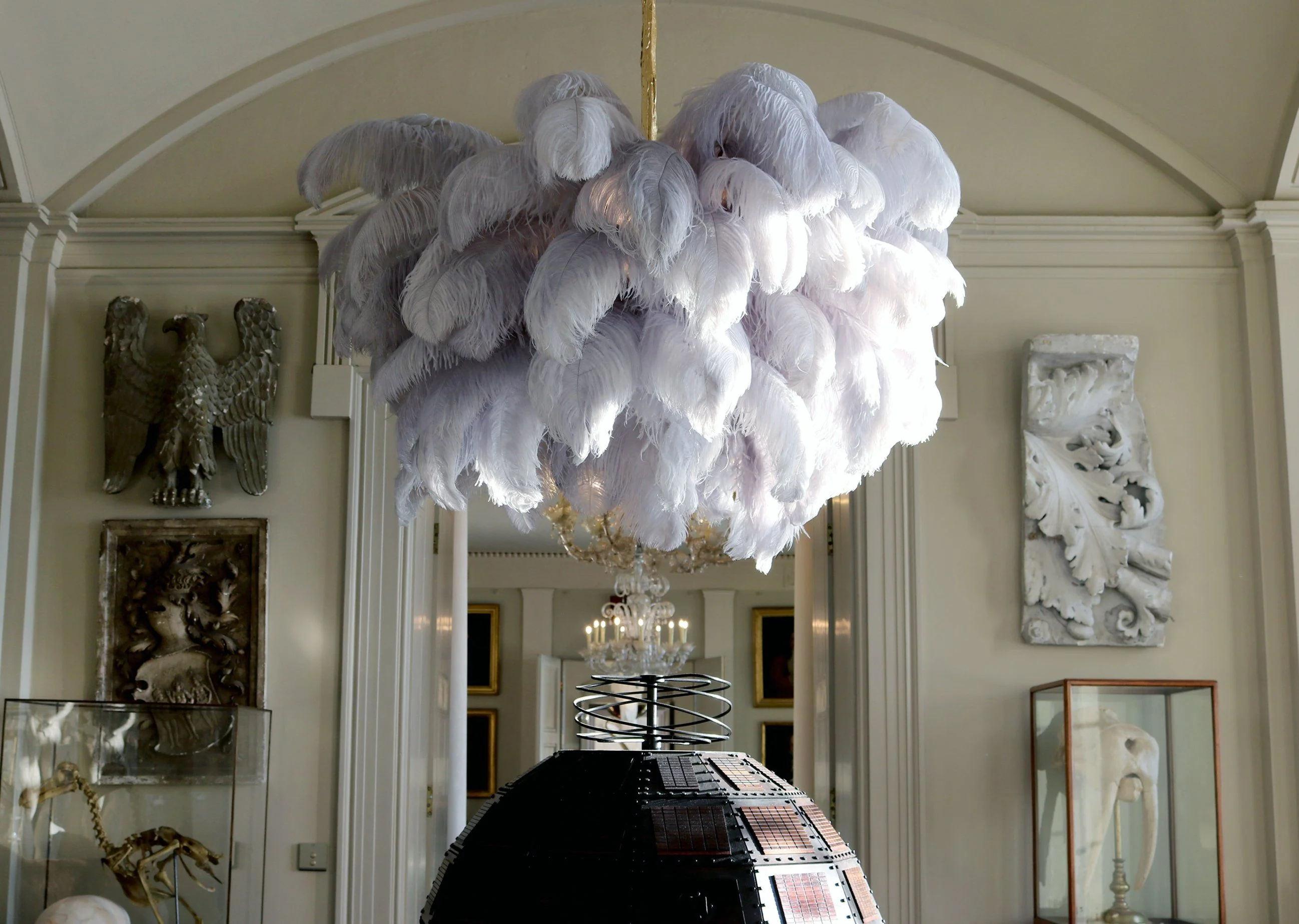 Lustra Chandelier Ostrich Feather Large Brass Stem - Image 95