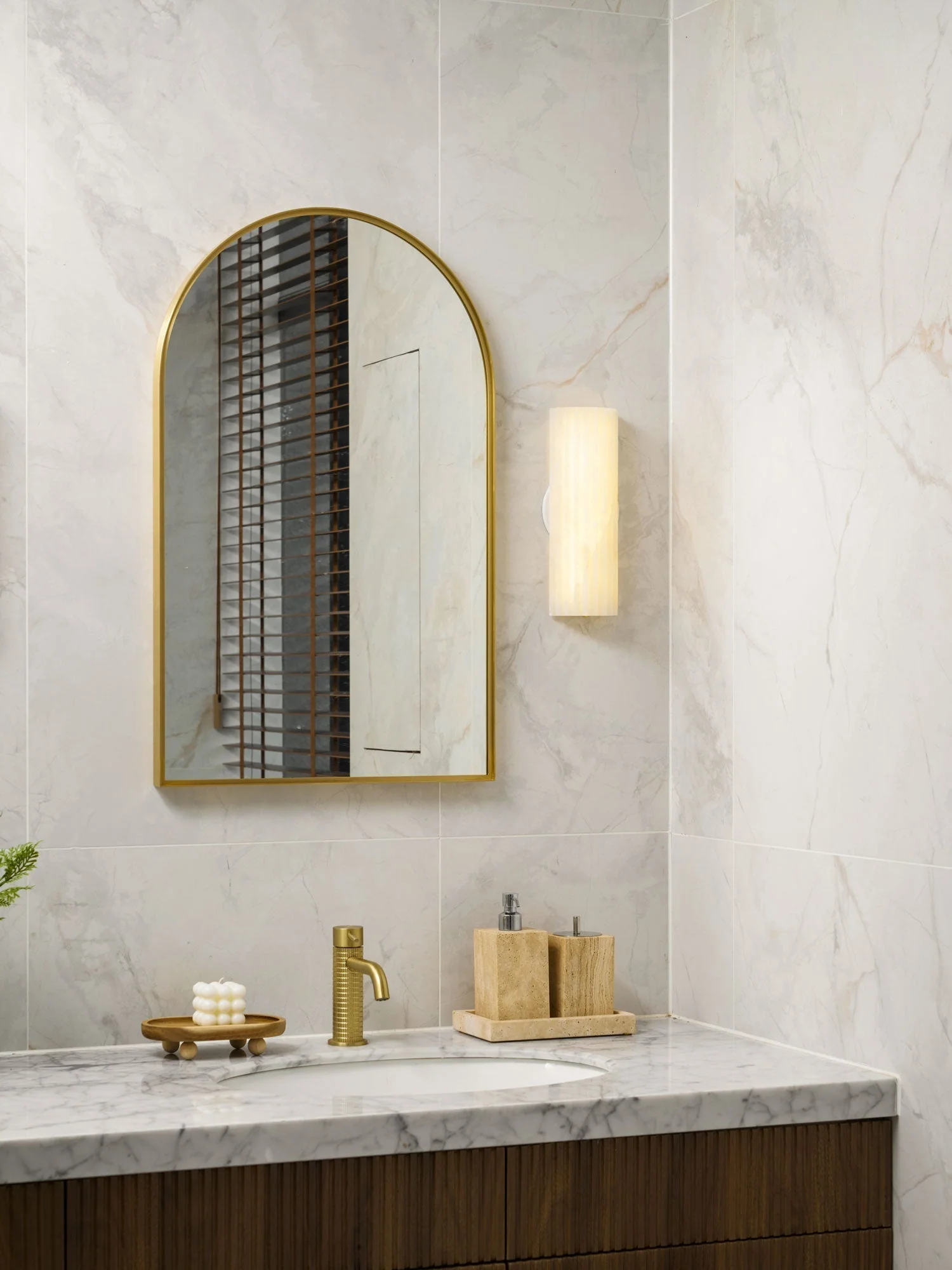 Orcarion Alabaster Wall Lamp - Image 2