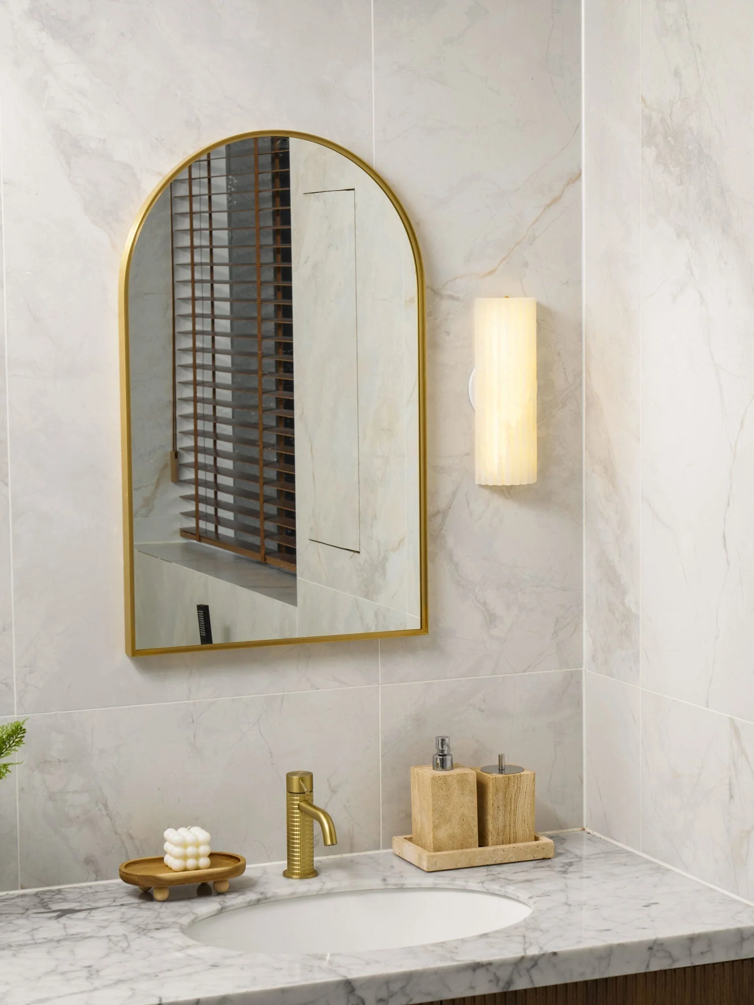 Orcarion Alabaster Wall Lamp - Image 3