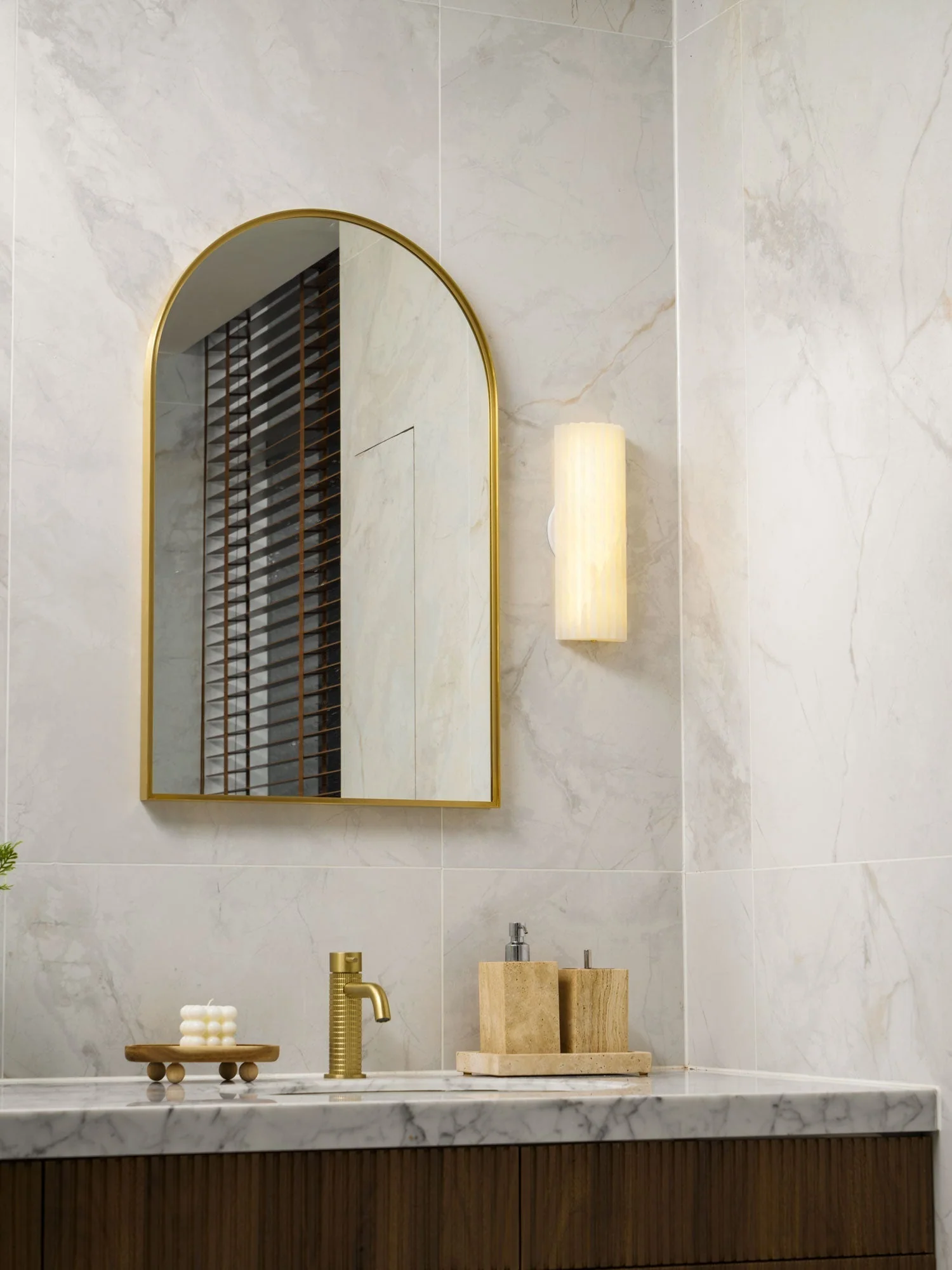 Orcarion Alabaster Wall Lamp - Image 5