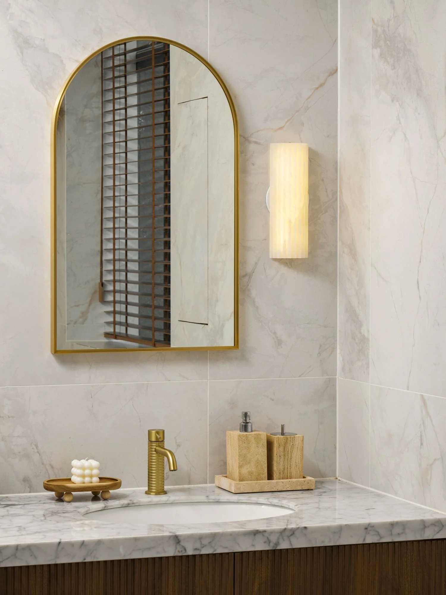 Orcarion Alabaster Wall Lamp - Image 6