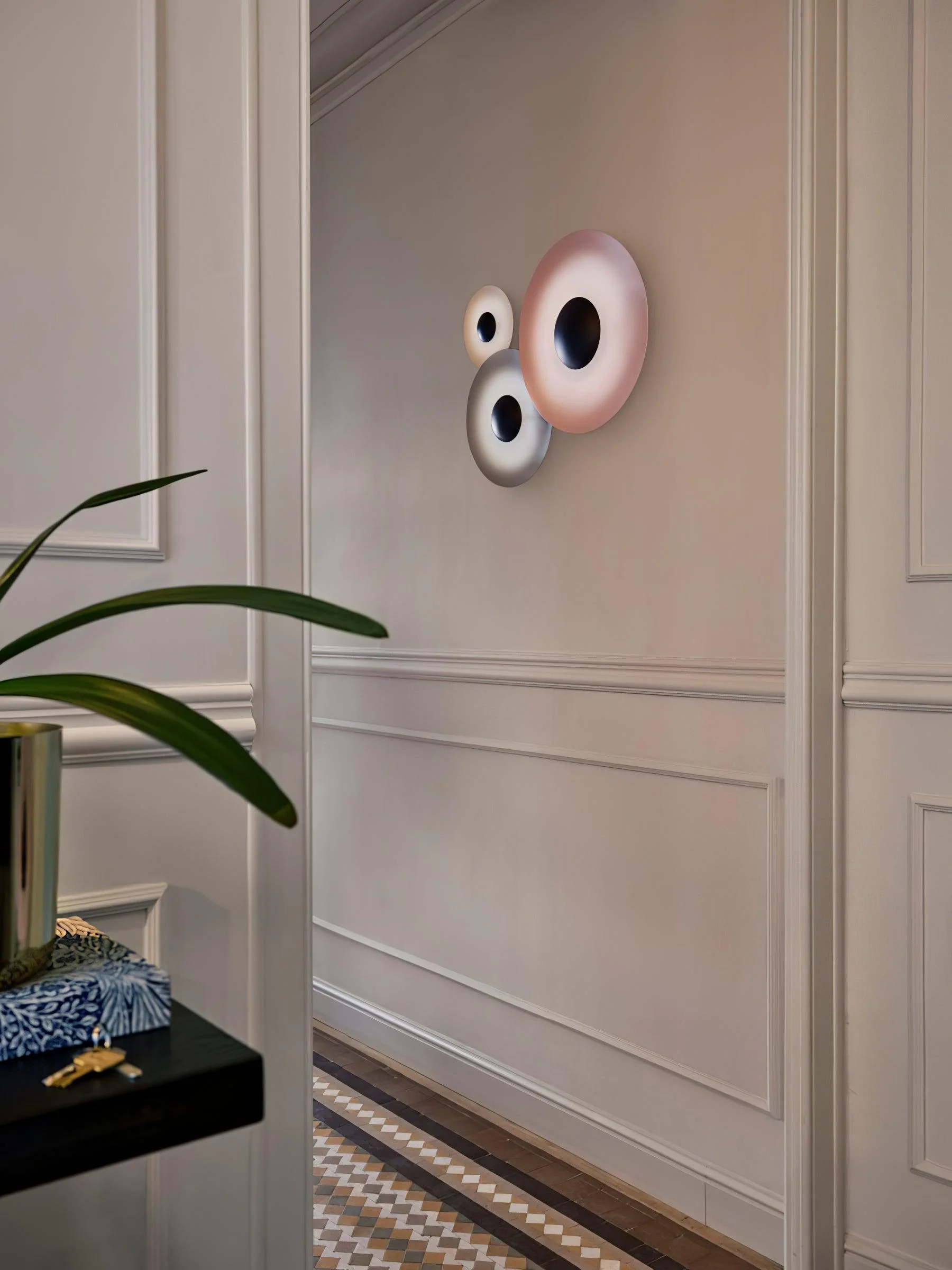 Peacemaker Elegance Simplicity Glow Wall Light - Image 94