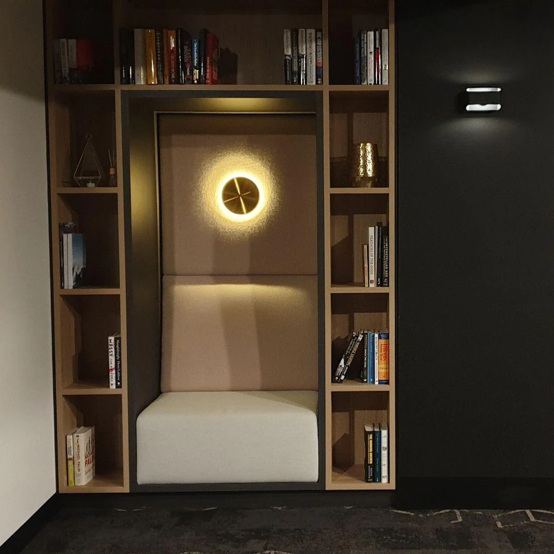 Tivral Brass Minimalist Wall Lamp - Image 2