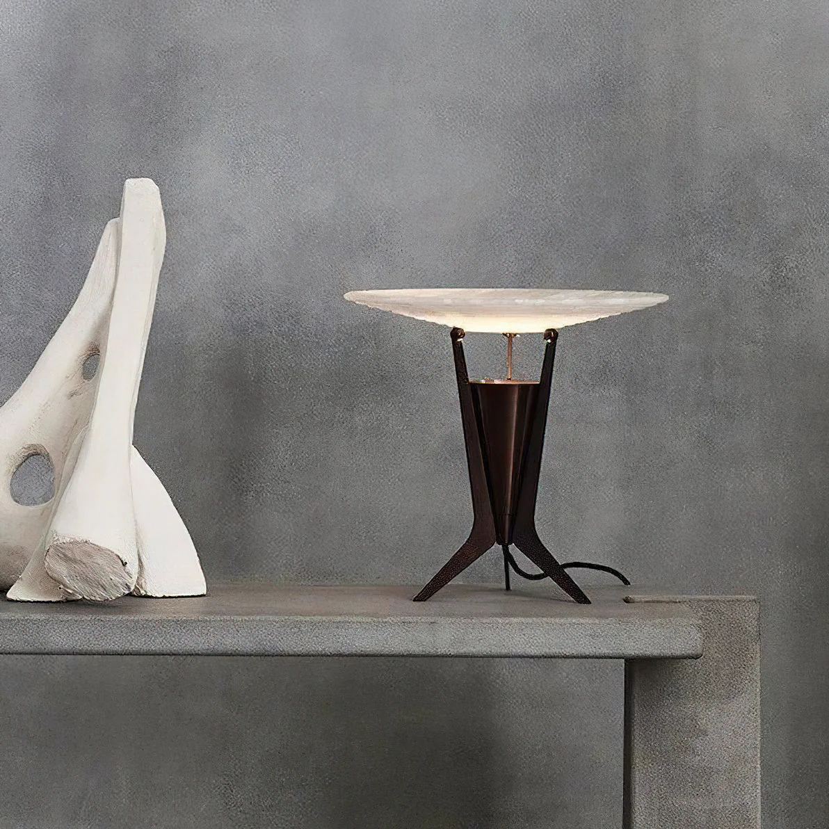 Xeran Modern Alabaster Metal Table Lamp - Image 4