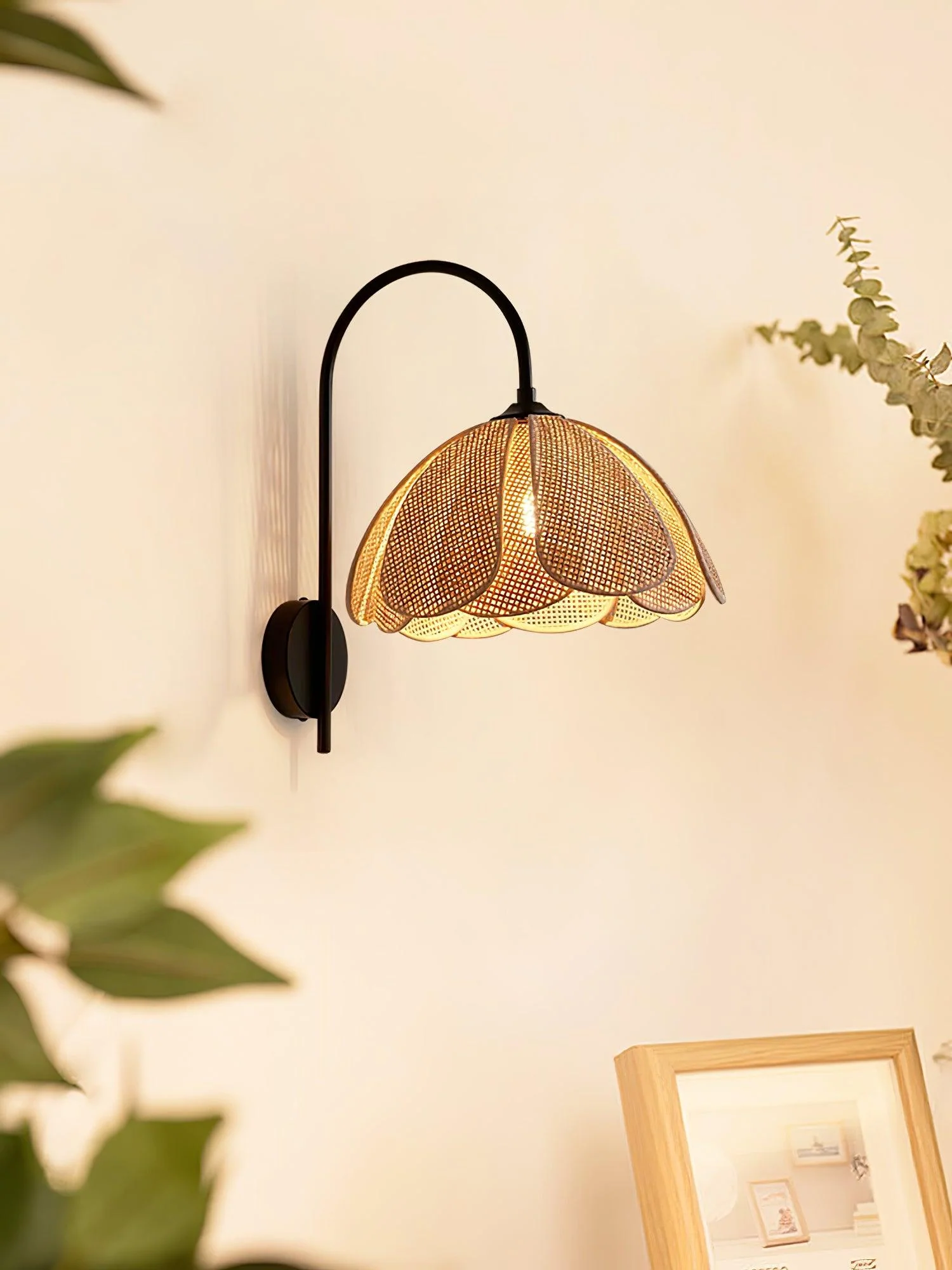 Zevelia Elegance Natural Petal Rattan Wall Lamp - Image 19