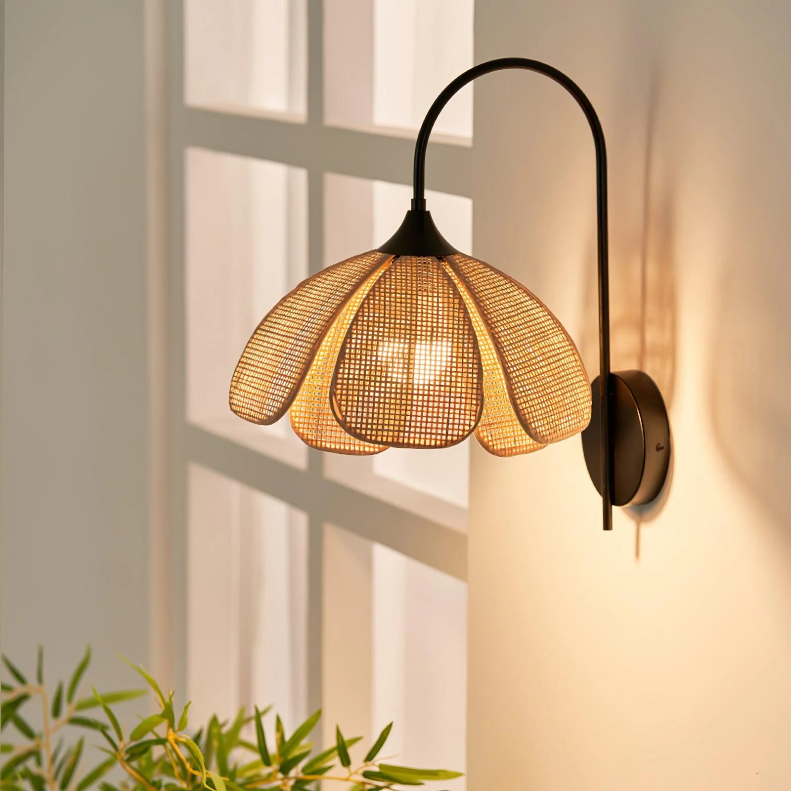 Zevelia Elegance Natural Petal Rattan Wall Lamp - Image 4