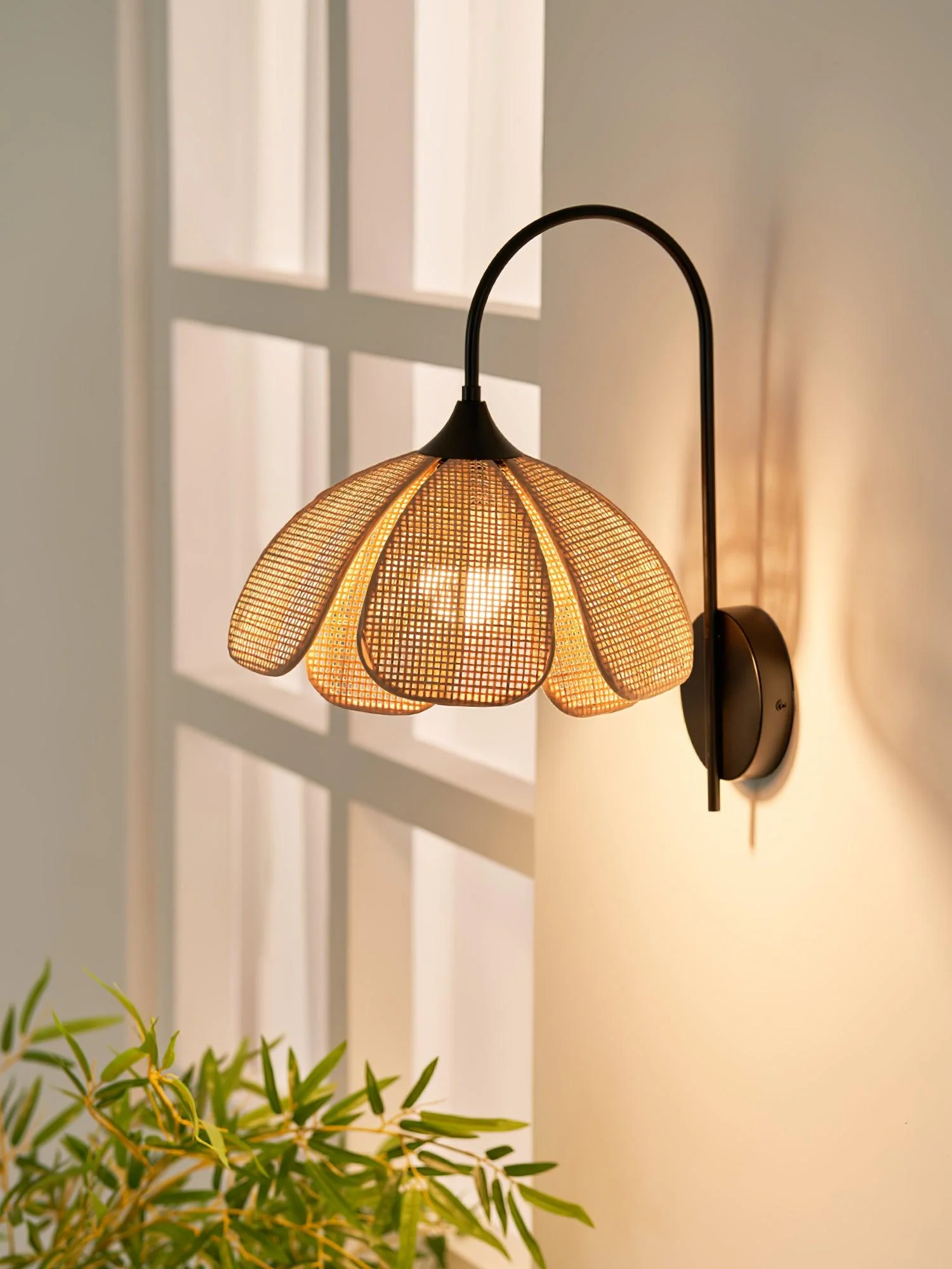 Zevelia Elegance Natural Petal Rattan Wall Lamp - Image 7